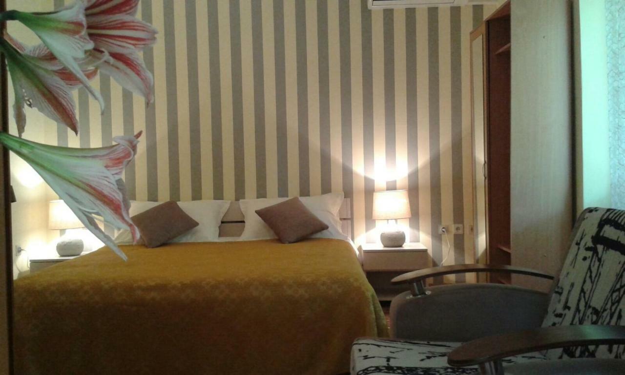 Apartment And Rooms Laguna Traù Esterno foto